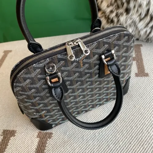 Goyard Classic Chevron PM Messenger - Image 3
