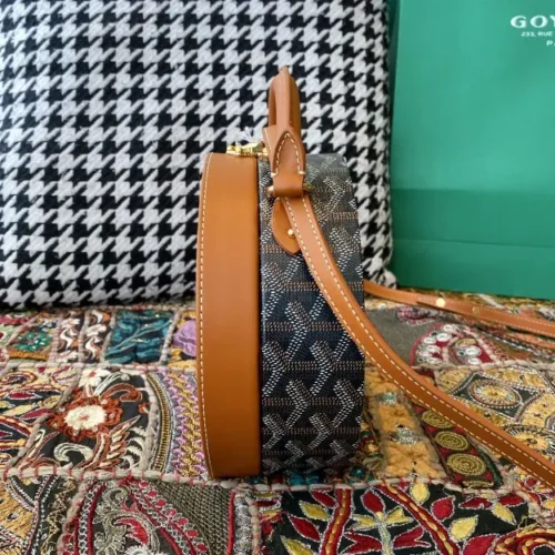 Goyard Streamlined Cap-Vert Zip Crossbody - Image 3